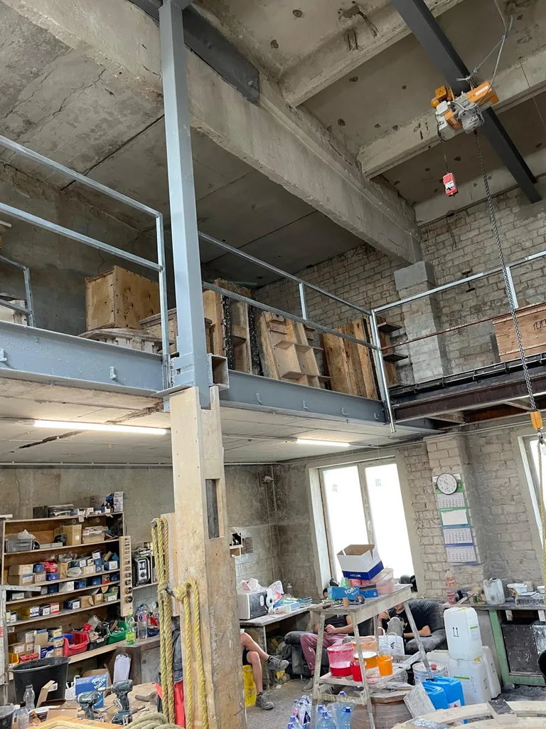 Ražošanas ēkas iekšdarbu zona ar metāla konstrukcijām Ventspils ielā 63D
