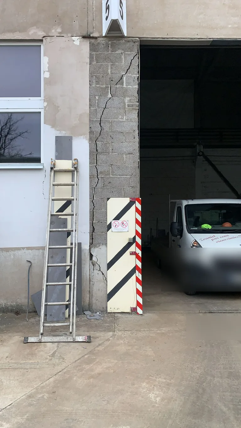 RRA angāra vārtu ailes bojājums un plaisa pēc transportlīdzekļa trieciena